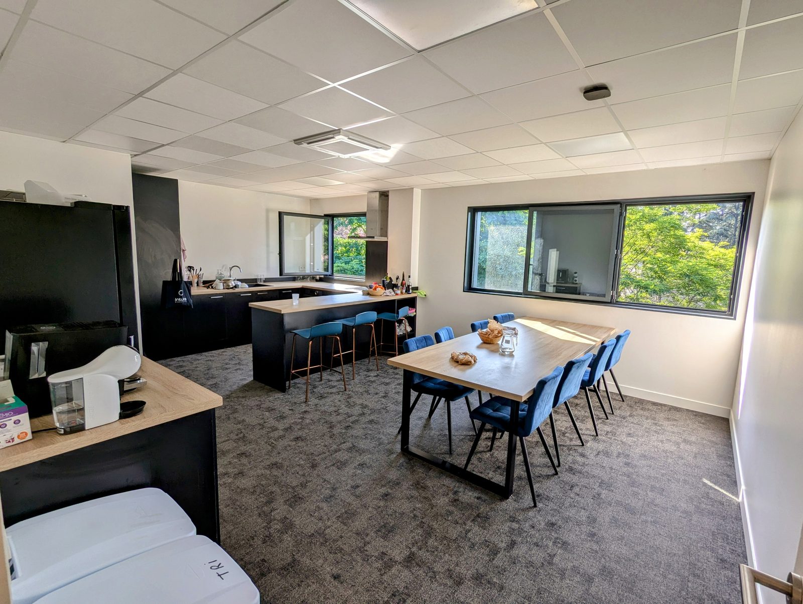 Espace séminaire lumineux avec table de réunion à Charbonnières-les-Bains